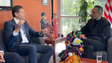 Alfonso Martínez Alcázar y cónsul de México en Sacramento