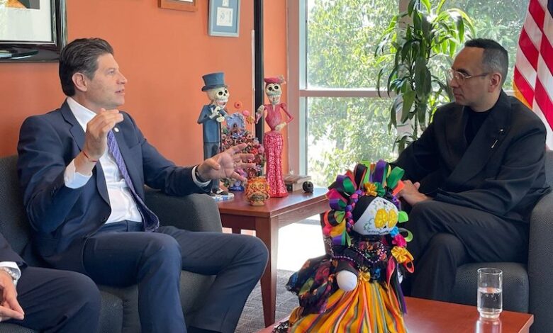 Alfonso Martínez Alcázar y cónsul de México en Sacramento