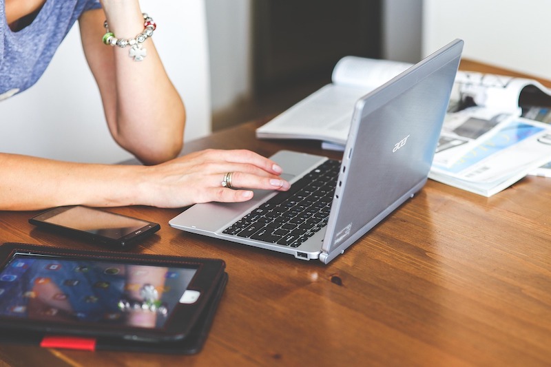 Mujer con laptop