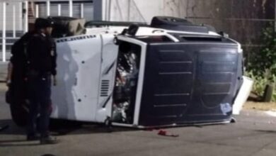 Camioneta volcada