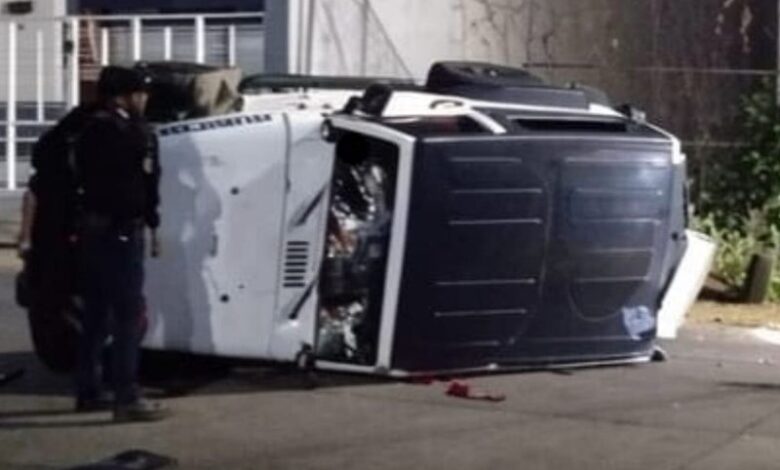 Camioneta volcada