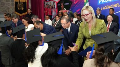 Yarabí Ávila y estudiantes