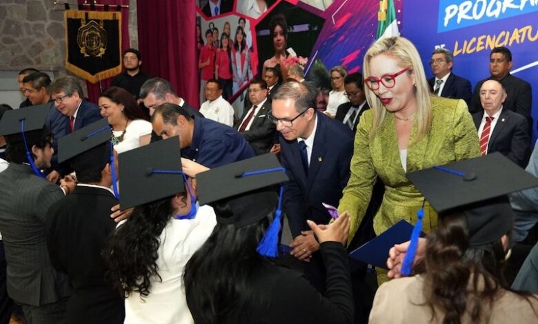 Yarabí Ávila y estudiantes