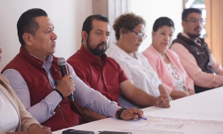 Carlos Torres Piña en Uruapan