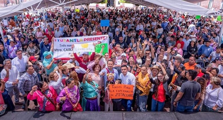 Carlos Torres Piña en asamblea informativa