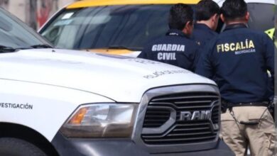 Policías y camioneta