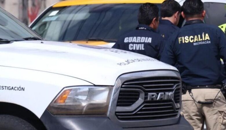 Policías y camioneta