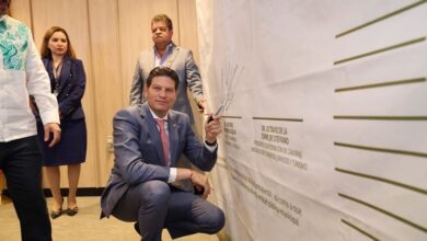 Alfonso Martínez Alcázar firma convenio con Canaco Servytur Morelia