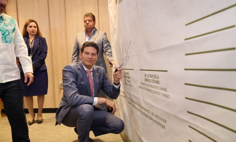 Alfonso Martínez Alcázar firma convenio con Canaco Servytur Morelia