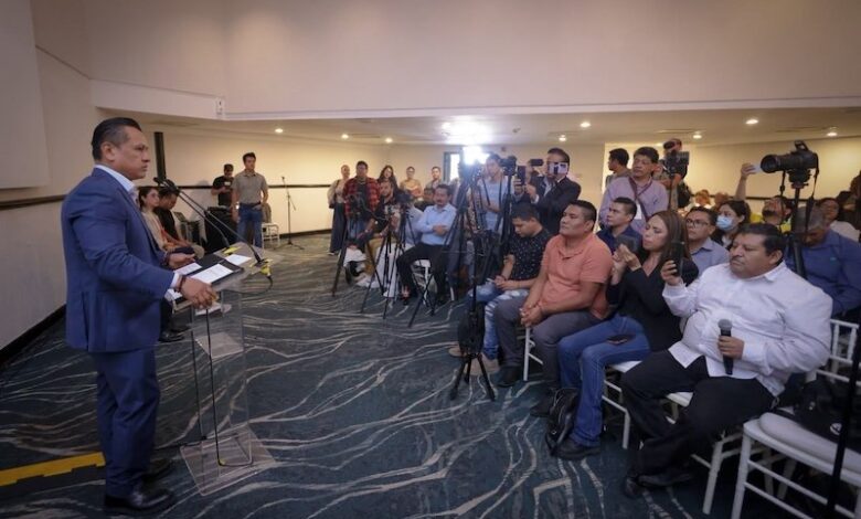 Carlos Torres Piña en rueda de prensa