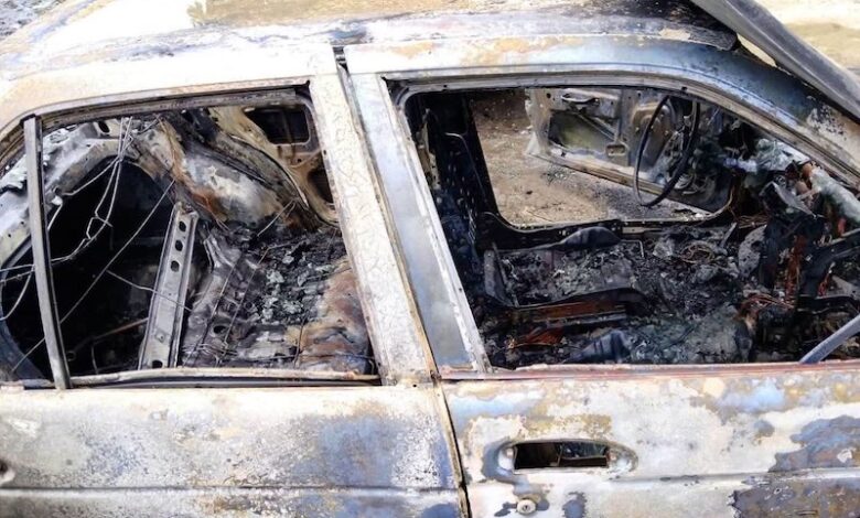 Taxi calcinado en Apatzingán