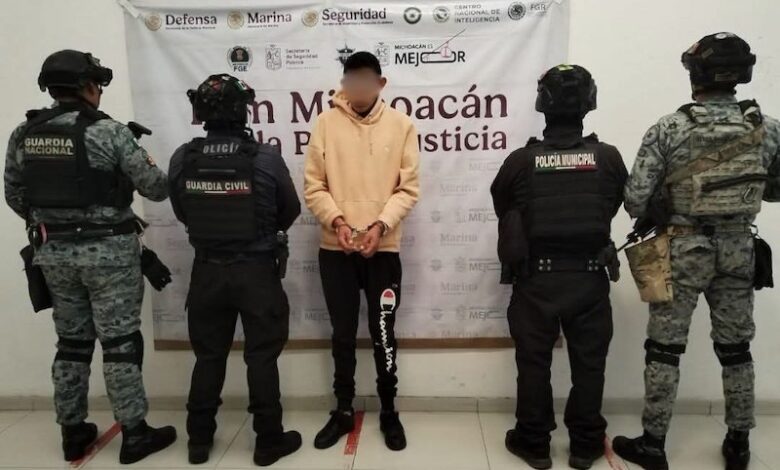 Detenido y esposado