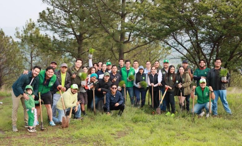 Ernesto Núñez en jornada de reforestación