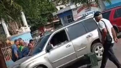 Matan a policía mientras conducía su camioneta