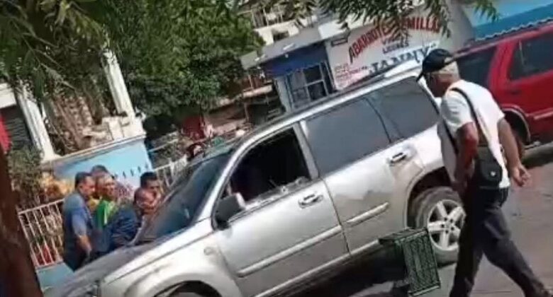 Matan a policía mientras conducía su camioneta