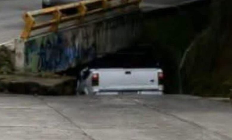 Camioneta atorada