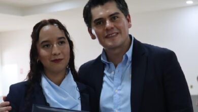Toño Ixtláhuac con egresada