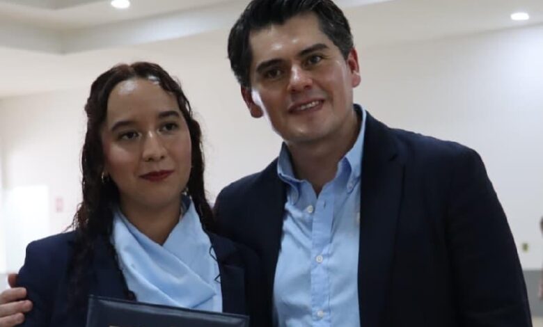 Toño Ixtláhuac con egresada