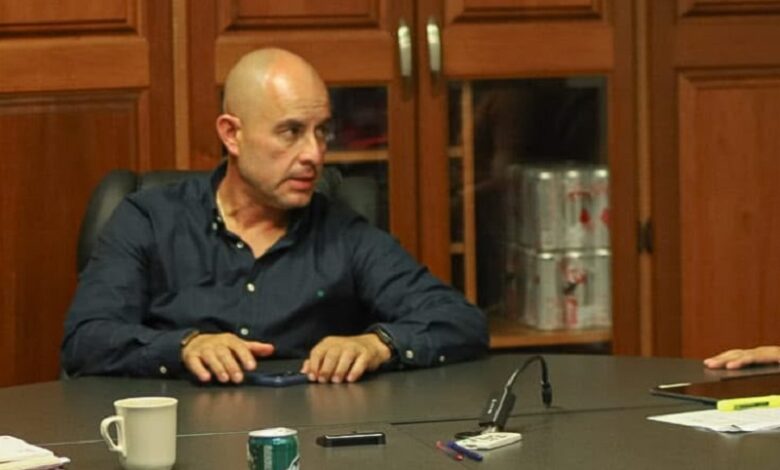 Adolfo Torres en reunión