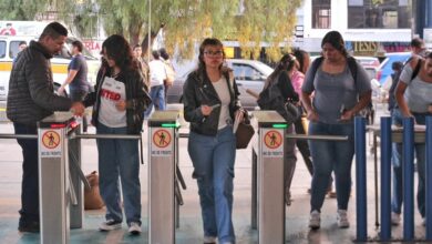 Estudiantes ingresando por los torniquetes de acceso