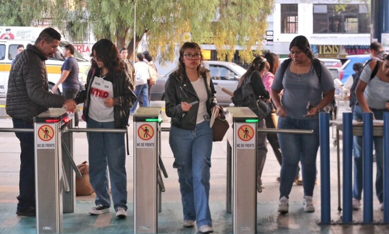Estudiantes ingresando por los torniquetes de acceso