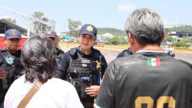 Agentes dialogan con ciudadanos