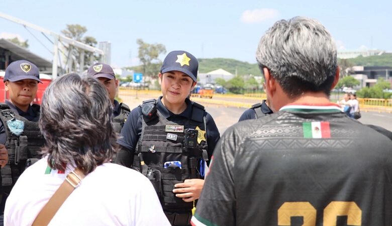 Agentes dialogan con ciudadanos