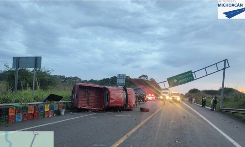 Volcadura en autopista michoacana