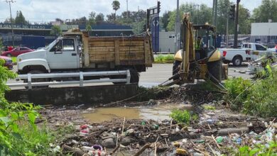 Recolectan basura de drenes de Morelia