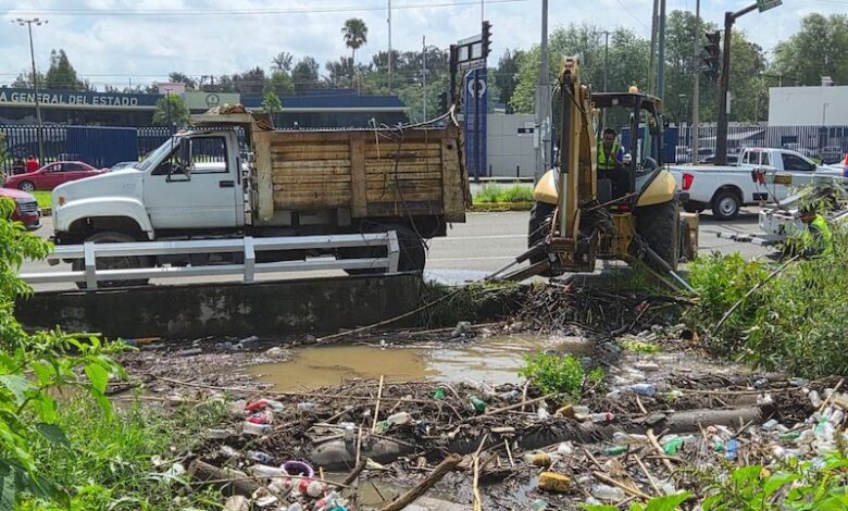 Recolectan basura de drenes de Morelia