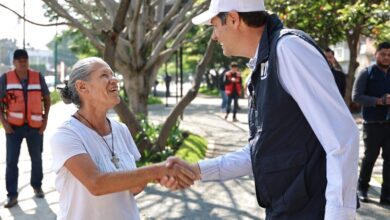 Alfonso Martínez saluda a una vecina en el nuevo Parque Lineal