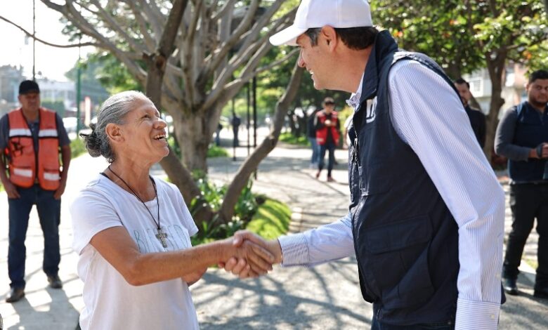 Alfonso Martínez saluda a una vecina en el nuevo Parque Lineal