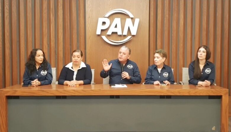 Carlos Quintana Martínez en rueda de prensa del PAN