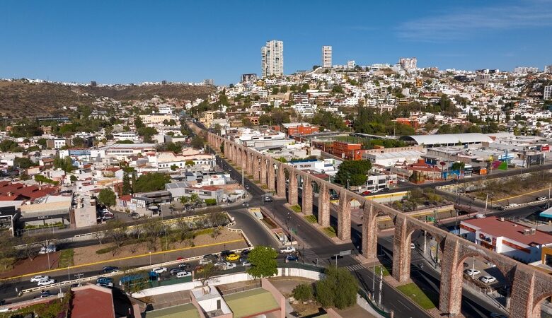 Tráfico junto al acueducto