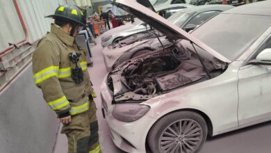 Fuga de combustible en agencia de autos