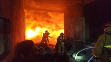 Fuerte incendio en bodega de llantas
