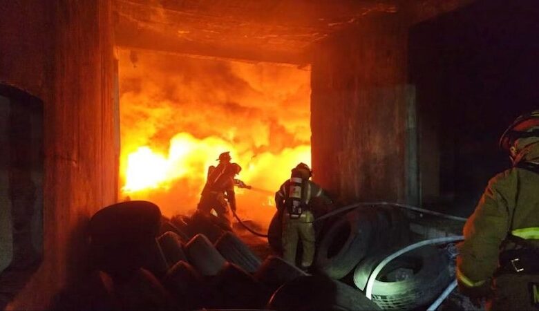 Fuerte incendio en bodega de llantas