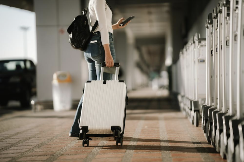 Mujer turista con maleta